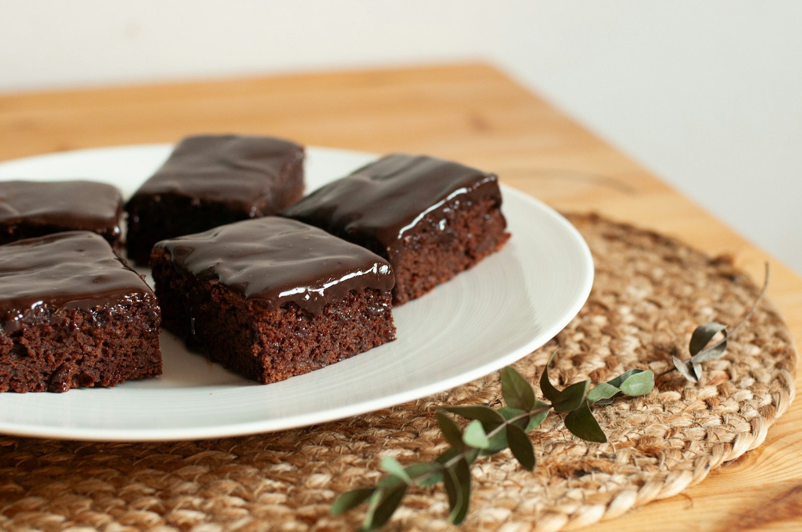 Brownies de chocolate con cobertura sobre un plato blanco